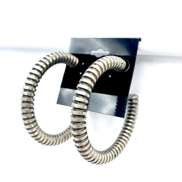 🤘🏼🖤 Hoop Ear Rings - Picture 5 of 8